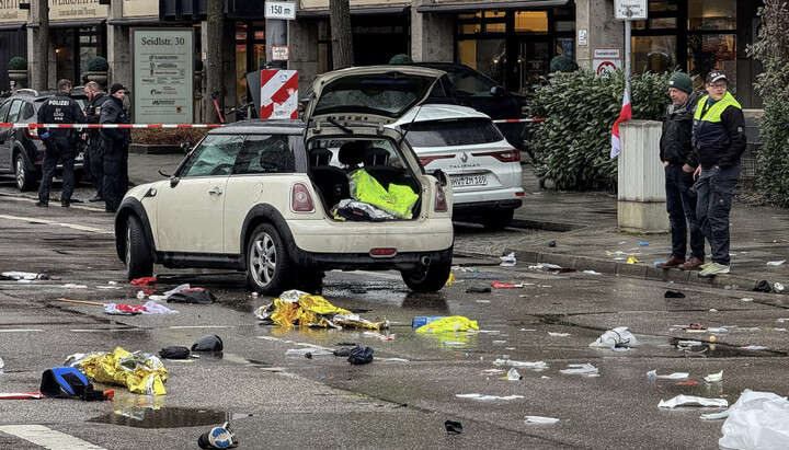 Автомобіль, на якому терорист в'їхав у натовп у Мюнхені. Фото: theguardian.com