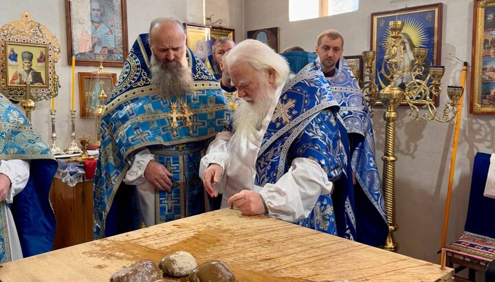 Освящение престола в Сретенском храме села Русская Долина на Закарпатье. Фото: Хустская епархия