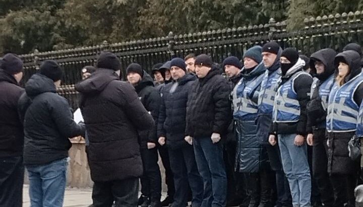 Полиция у кафедрального собора УПЦ в Черновцах. Фото: Перший козацький