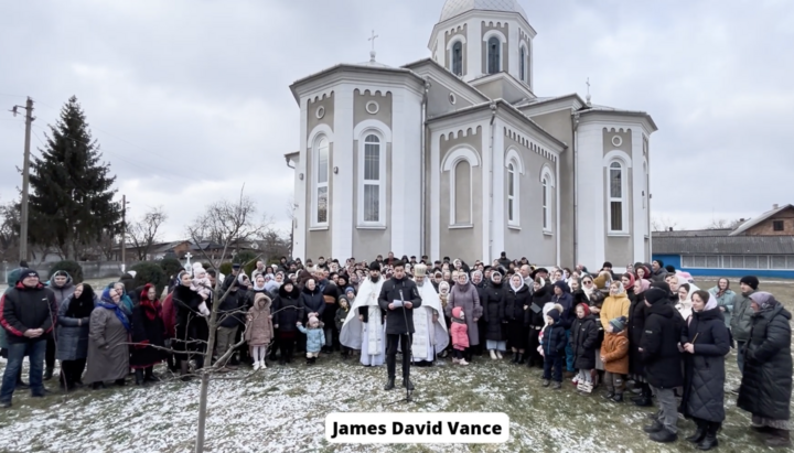 Прихожане Покровского храма в Глыбокой обратились за помощью к Вэнсу. Фото: Перший козацький