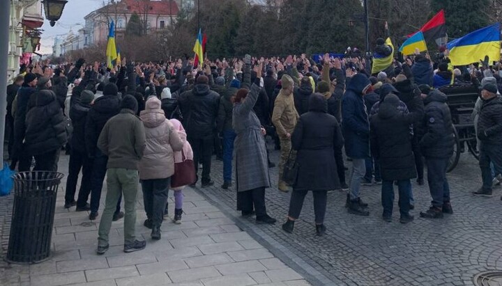 Толпа перед забором кафедрального собора УПЦ. Фото: пресс-служба ПЦУ