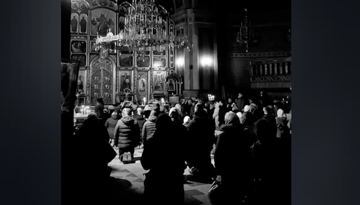 Молитва верующих в соборе Черновцов. Фото: t.me/orthobuk