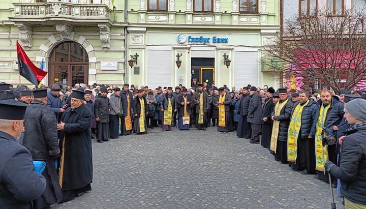 Чому б ПЦУ не провести збори з переведення одразу всіх храмів УПЦ?