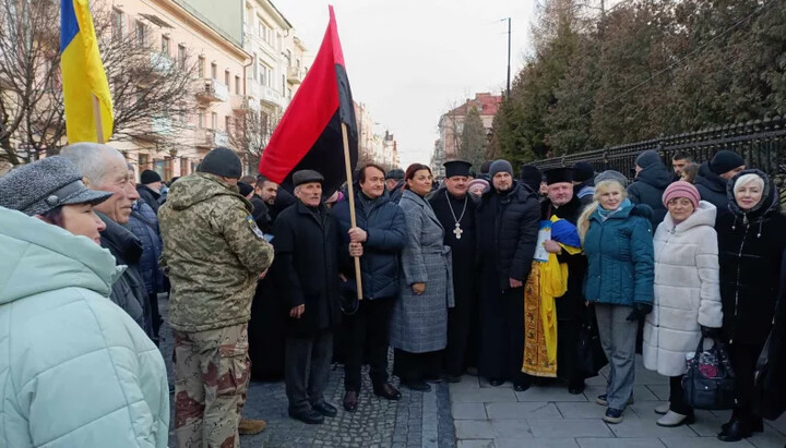 Подзаборное собрание по «переводу» в ПЦУ главных храмов УПЦ Черновцов. Фото: molbuk