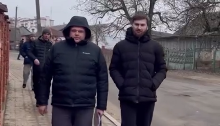 Authorities and OCU adepts heading toward the Resurrection Church in Krasyliv. Photo: Screenshot from a video by the Khmelnytskyi Eparchy