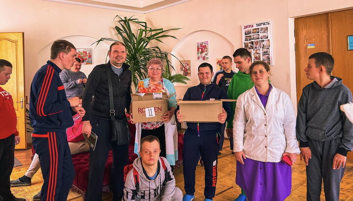 Orphanage children receiving gifts from the UOC. Photo: t.me/blago_church_ua