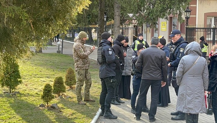 Возле храма УПЦ в честь иконы Богородицы «Неопалимая Купина» в Черкассах. Фото: Дозор