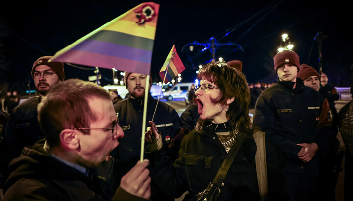 LGBT-Aktivisten protestieren in Budapest gegen ein Gesetz, das Gay-Paraden verbietet. Foto: Telex