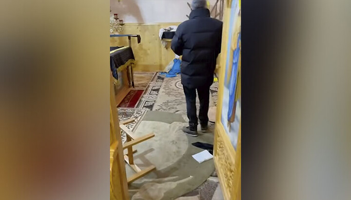 В Горни Становци рейдерите от ПЦУ оставиха след себе си разгромен олтар.