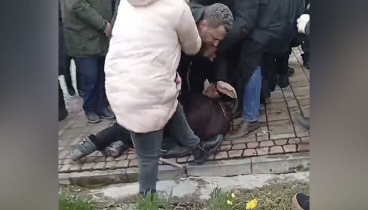 Грищук пробија се ка храму УПЦ у Горњим Становцима. Фото: СПЖ