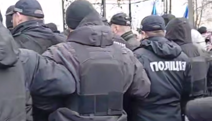 В Мрежата показаха как в Горни Становци полицията помагала на рейдерите.