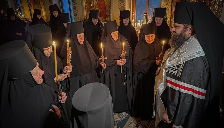 Archbishop Pimen with the newly tonsured nuns. Photo: Press service of the Rivne Eparchy
