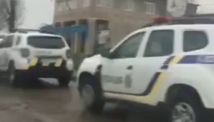 In den Oberen Stanowce führten die Polizeibeamten Befragungen von Gläubigen der UOC durch.