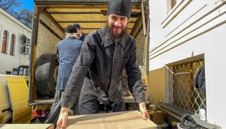 Православні Буковини привезли в Святогірську лавру продукти перед Пасхою