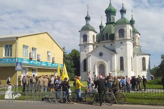 У Козельці «філаретівці» з добробатами зривають Хресний хід УПЦ