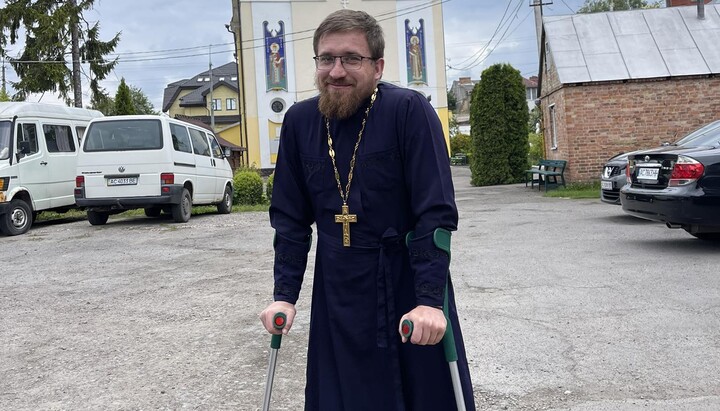 Believers seeking help to treat UOC priest severely wounded on front 