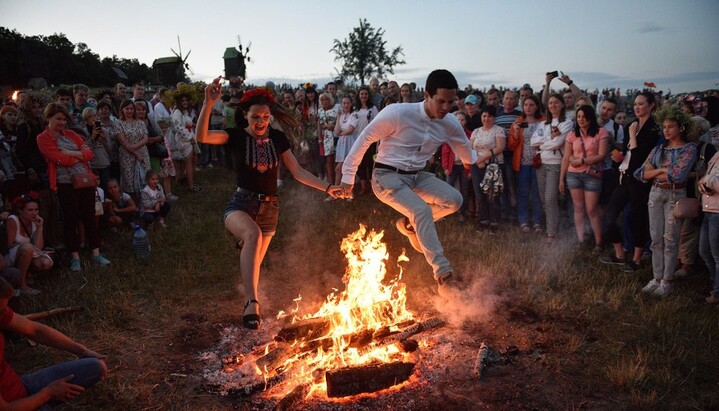 Men uni jinsini yechayotganda sikdim.