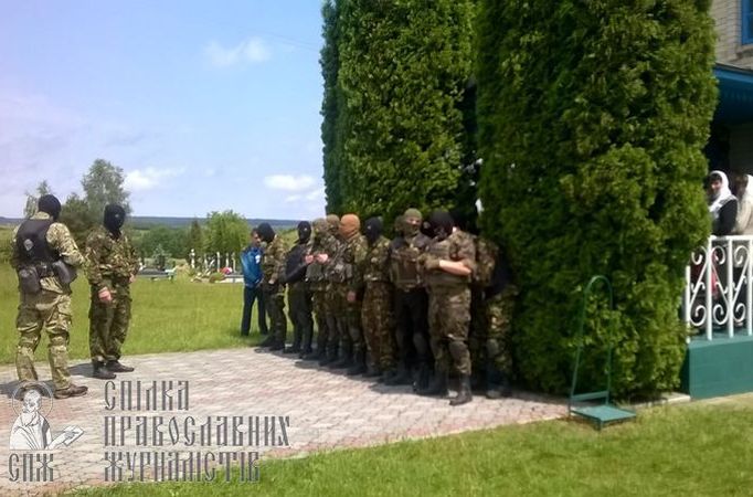 У селі Колосова при захопленні храму представники УПЦ КП ледь не вбили віруючого УПЦ