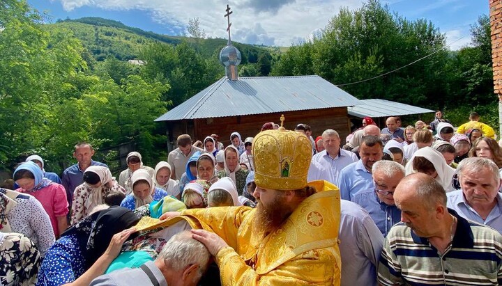 Молитва возле храма святителя Спиридона Тримифунтского города Рахов. Фото: Хустская епархия