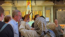 Προπαλαιστινιακοί ακτιβιστές διέκοψαν τη λειτουργία σε εκκλησία του Παρισιού