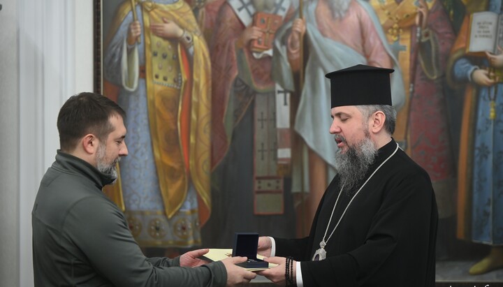 Думенко вручає Гайдаю орден. Фото: ПЦУ