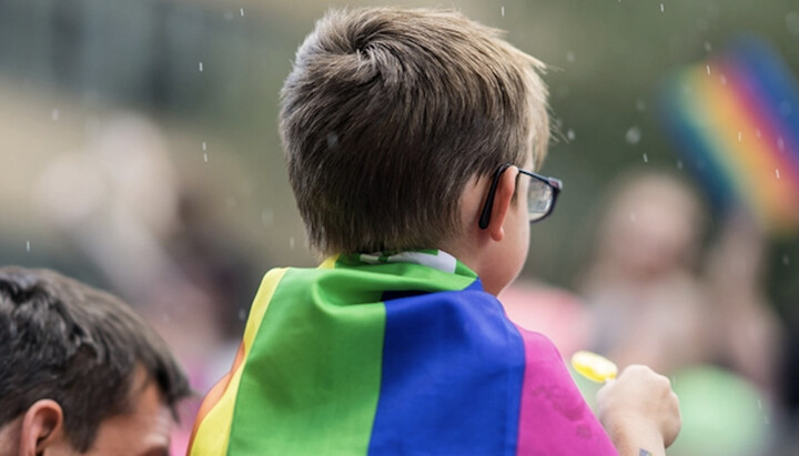 Ребенок с ЛГБТ-флагом. Фото: christianpost.com