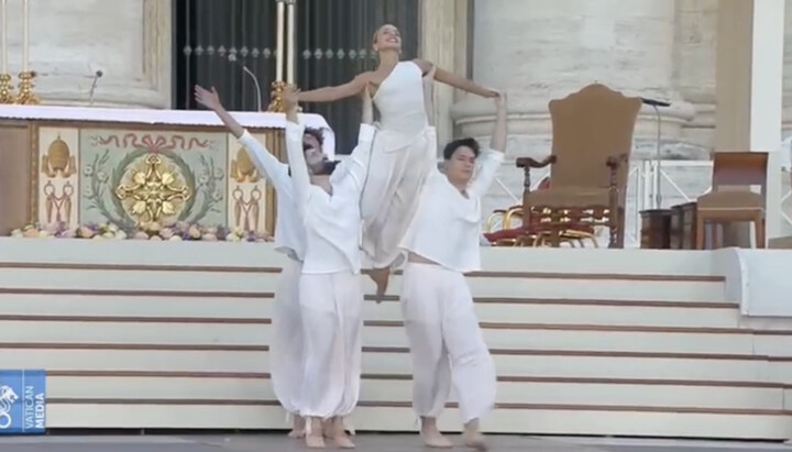 Στο Βατικανό μπροστά από το θυσιαστήριο οι ηθοποιοί χόρεψαν «βιβλικό χορό»