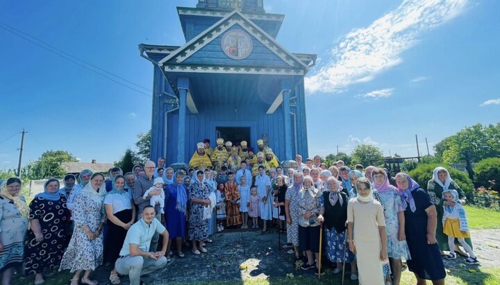 Faithful of Kozlynychi together with clergy at the Church of the Exaltation of the Holy Cross. Photo: Synodal Information and Education Department of the UOC