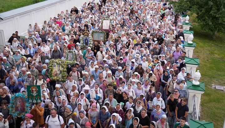 Волинський хресний хід підходить до Почаївської лаври. 3 серпня 2025 р. Фото: @pochayv_lavra_online
