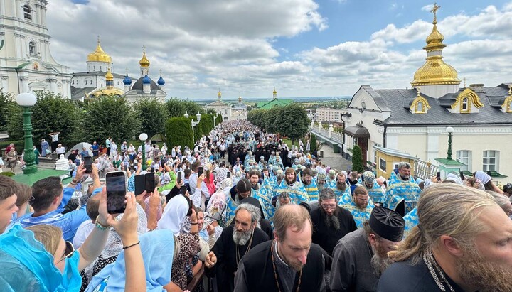Procesiune Calea Crucii în ziua sărbătorii icoanei Maicii Domnului de la Poceaev. Fotografie: Eparhia de Hmelnițk
