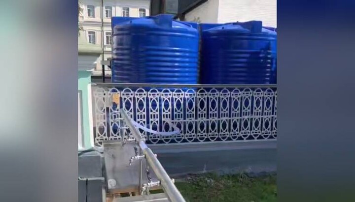 Баки для святой воды в Почаевской лавре. Фото: Фейсбук «Храм Різдва Пресвятої Богородиці»