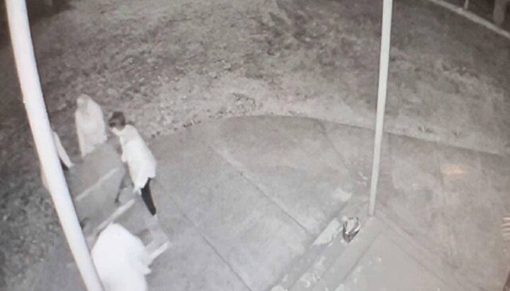 Οι επιδρομείς της ΠЦУ απομακρύνουν την πόρτα του ναού της Ουκρανικής Ορθόδοξης Εκκλησίας (УПЦ) στο Ντόβμπισε μετά την παραβίασή της. Φωτογραφία: Ντοζόρ