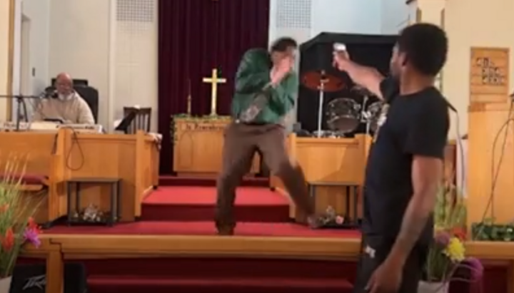 Момент нападу на пастора під час церковної служби в Пенсильванії. Фото: Скриншот відео apnews