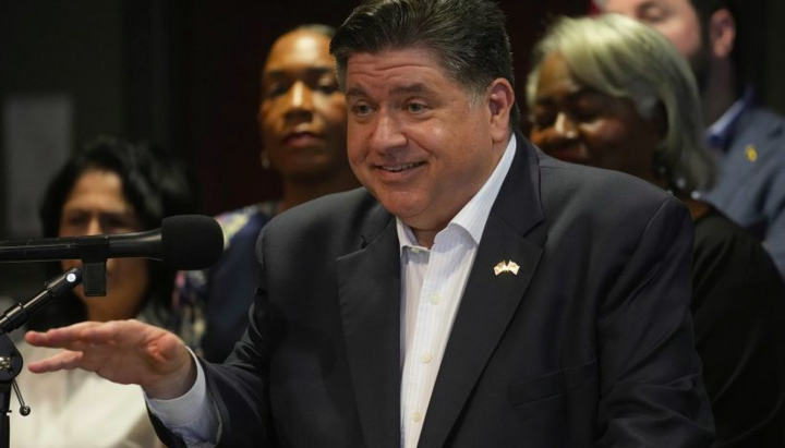 Губернатор Иллинойса Дж. Б. Прицкер на пресс-конференции организации «Международная христианская солидарность». Фото: Associated Press