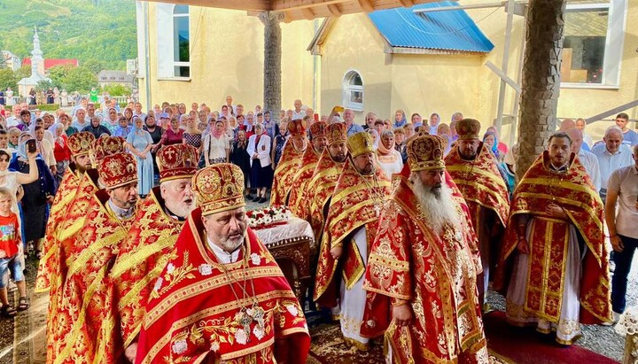 Sfințirea Sfintei Mese în capela Sfântului Pantelimon de la biserica Sfinții Petru și Pavel din Mejihorie. Fotografie: serviciul de presă al Eparhiei Hust.