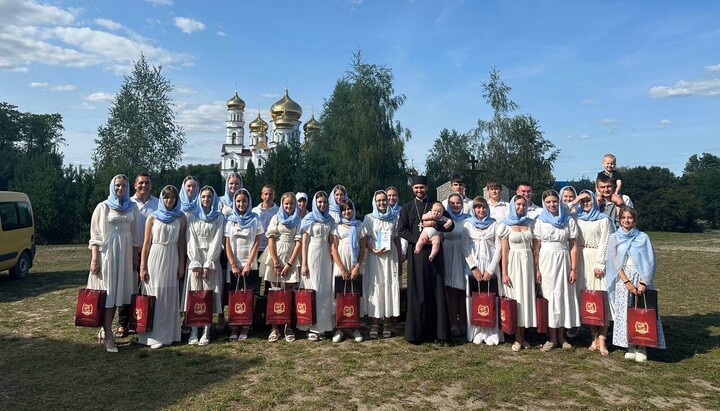 Χορωδιακό σύνολο συμμετεχόντων του φεστιβάλ στο σκήτη της δικαίας Άννας, Ονίσκοβτσι. Φωτογραφία: Γραφείο Τύπου της Επισκοπής Ρόβενσκι της Ουκρανικής Ορθόδοξης Εκκλησίας (УПЦ).