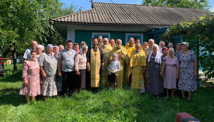 Bakhtyn: UOC parishioners and clergy near the house temporarily converted into a church. Photo: Facebook of the Nativity of the Most Holy Theotokos Church