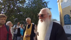 Priest reminds why believers come to prayer standing near Kyiv Lavra