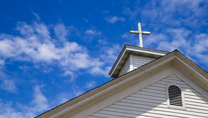 Biserică pe fundalul cerului. Fotografie: iStock/ehrlif