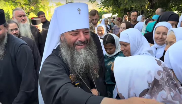 Митрополит Лонгін (Жар) і віряни біля суду. 12 серпня 2025 р. Фото: Банченський монастир