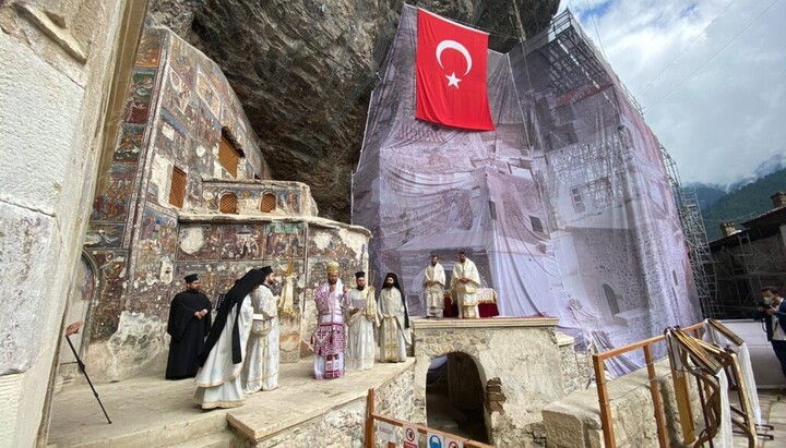 Божественная литургия в монастыре Панагия Сумела в прежние годы, до введения ограничений турецкими властями. Фото: Orthodoxia News Agency