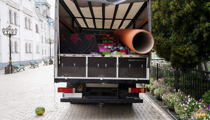 5 тонн помощи от православных УПЦ передали в Святогорскую лавру. Фото: svlavra.church.ua