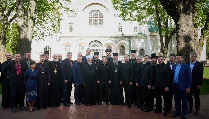 Zelensky with UCCRO members. Photo: OP