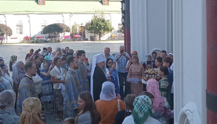 До Лаври привезли кілька десятків людей. Фото: СПЖ