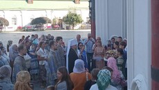 На успенську «літургію» ПЦУ в Лаврі прихожан привезли 6 автобусами