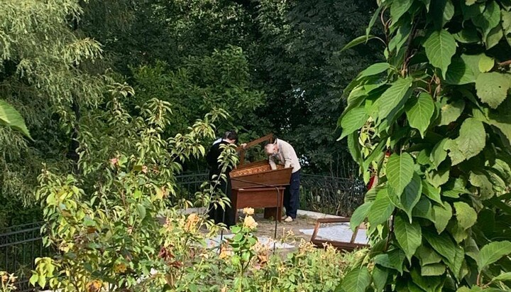 Museum workers are conducting manipulations with relics. Photo: Telegram channel 