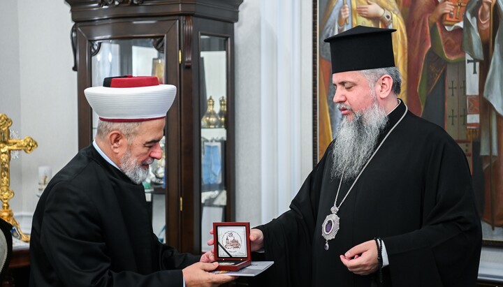 Думенко вручає муфтію пам'ятний знак ПЦУ. Фото: ПЦУ