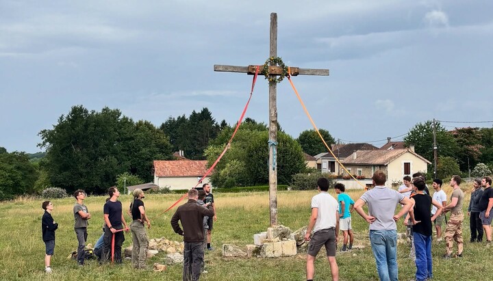 Tinerii francezi restaurează crucea. Foto: Mathieu Raffray
