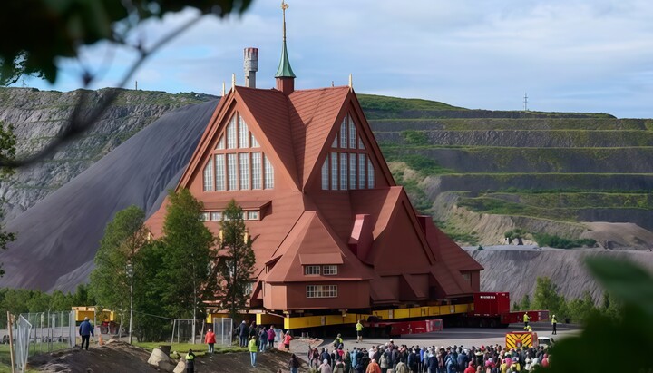 Relocation of the church in Sweden. Photo: Leonhard Föger/Reuters