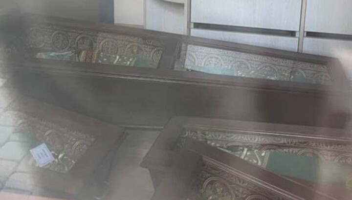 Раки с преподобными Печерскими свалены вместе в одной из комнат под лестницей. Фото: тг-канал «Одигітрия»